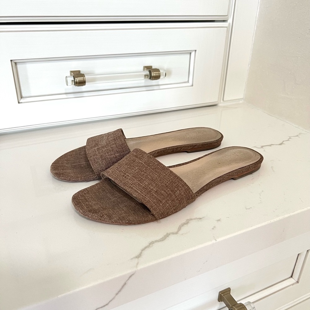 Women Raye Slide Sandal. Size 10